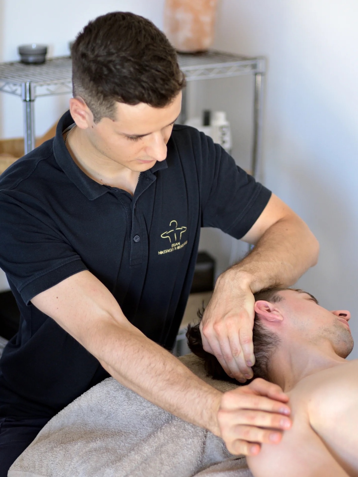 Massaggio Abhyangam ayurvedico nello studio di Dejan a Roncà